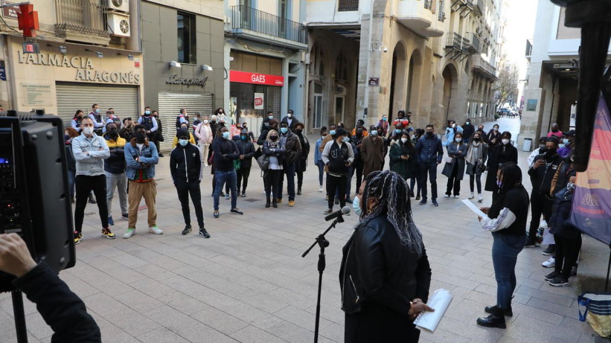 Desenes de persones es van concentrar ahir en la plaça Paeria per demanar el final del racisme.