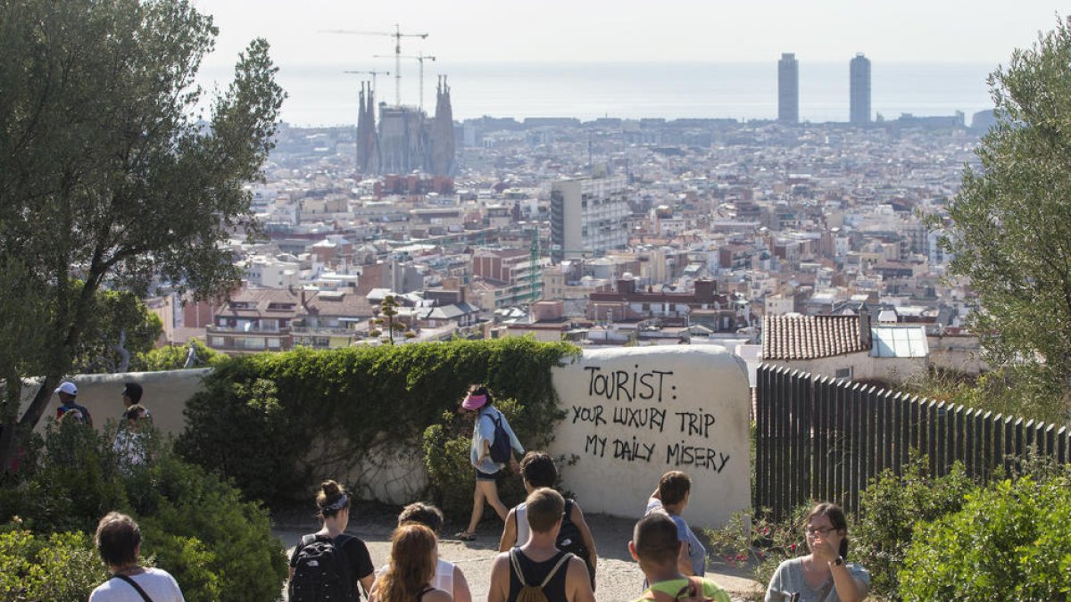 Turistes passegen pels voltants del parc Güell, a Barcelona.