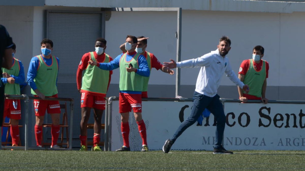 Molo hace un gesto a su equipo, en una acción del partido de ayer.
