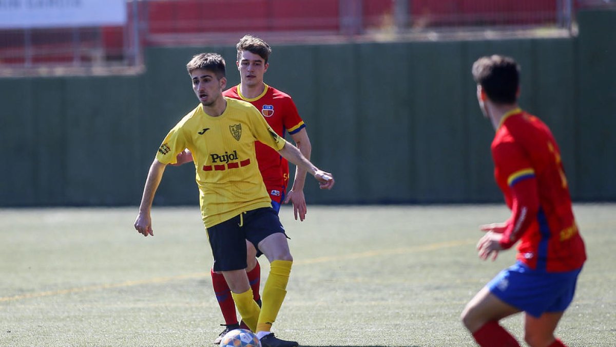 Edu Barón, del Mollerussa, conduce el balón en una acción del partido de ayer.