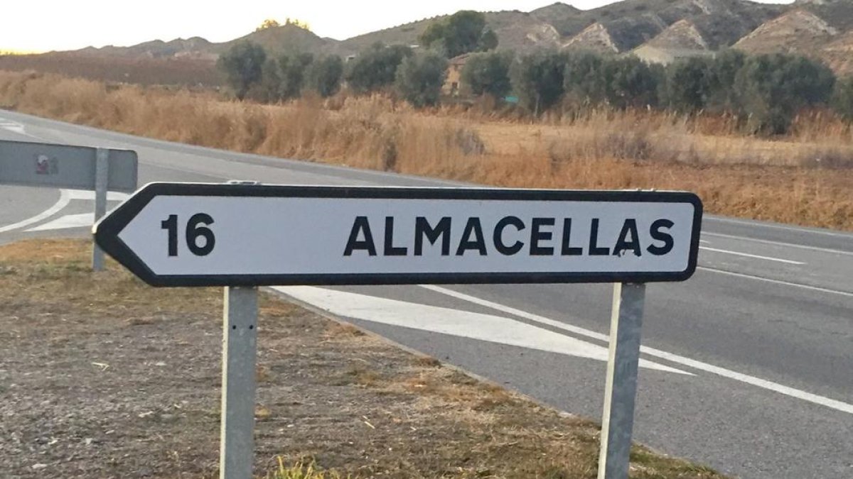 El senyal en què es llegia “Almacelles” diu ara “Almacellas”.
