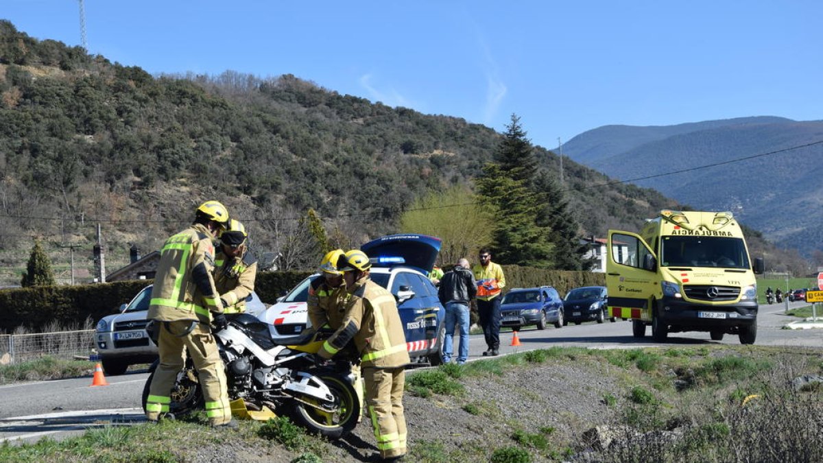 Los servicios de emergencias, ayer, en el lugar del accidente.
