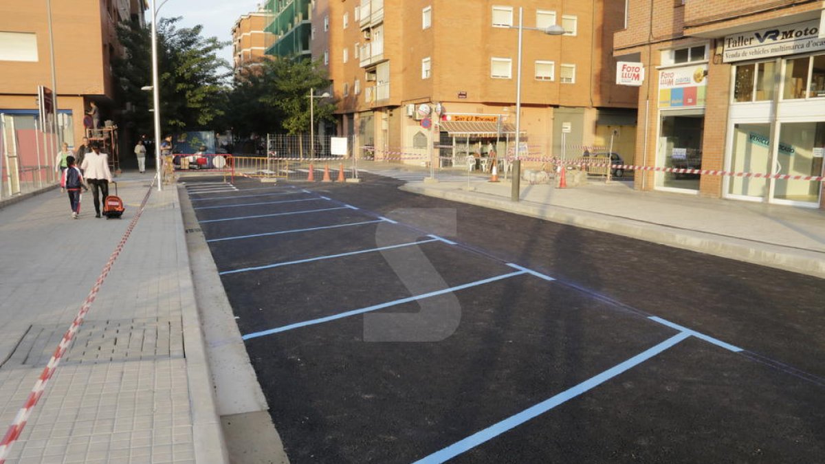 Multado para pedir dinero para ayudar a aparcar coches en Lleida