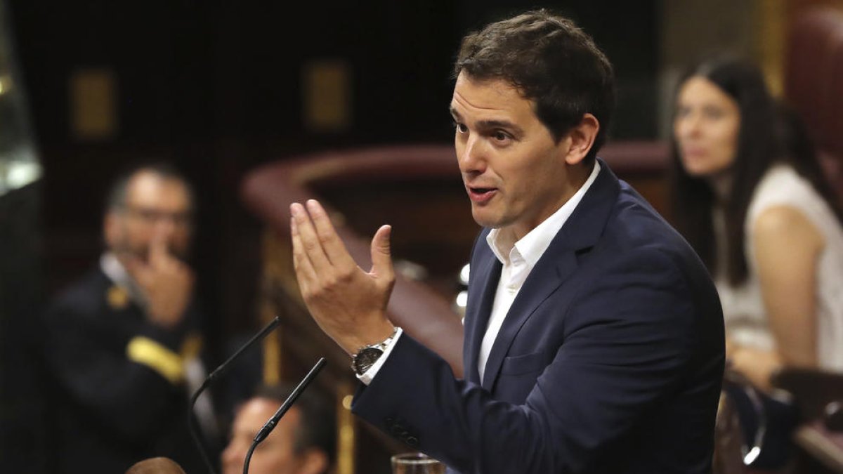 Iglesias retreu a Rivera que parli de regeneració mentre dóna suport al PP