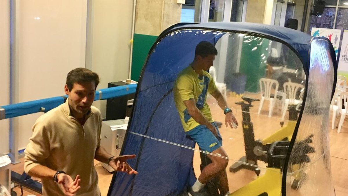 El doctor Jesús Álvarez, amb la cambra hipòxica en la qual hi havia el futbolista Noel Carbonell.
