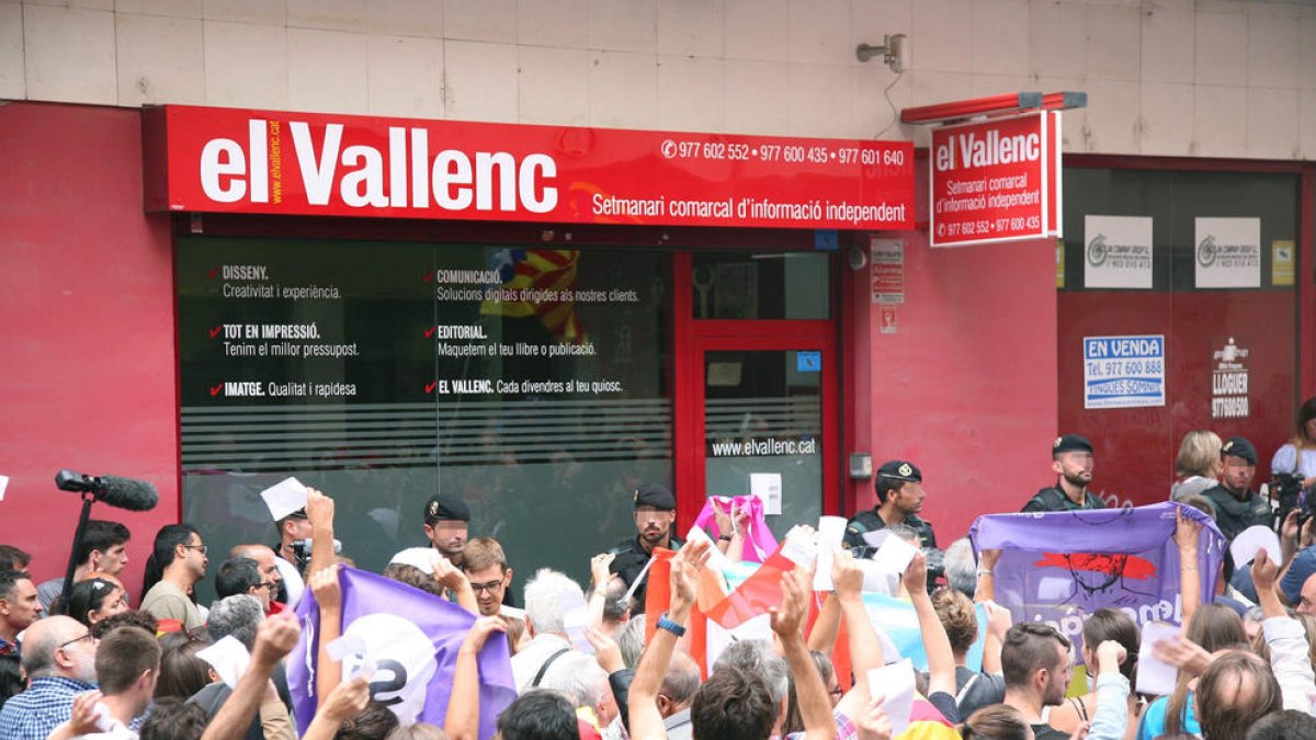 La Guàrdia Civil, al finalitzar l’escorcoll a ‘El Vallenc’, increpada per manifestants.