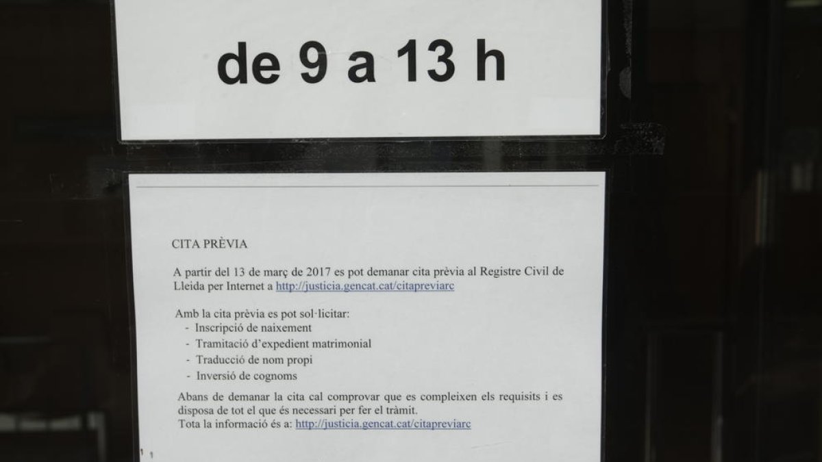 Imagen tomada ayer del cartel que indica la posibilidad de solicitar cita previa en el Registro Civil.