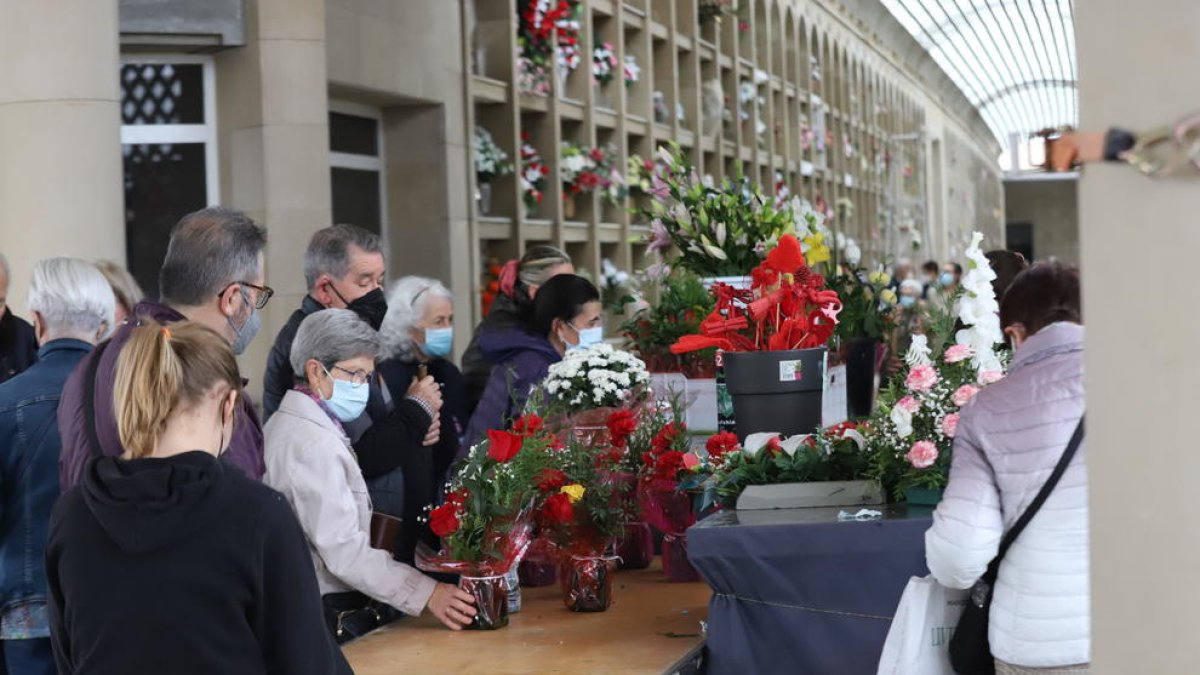 Mercat de flors - Roses, crisantems i pensaments es troben entre les flors més demanades als llocs ubicats davant del cementiri de Lleida.