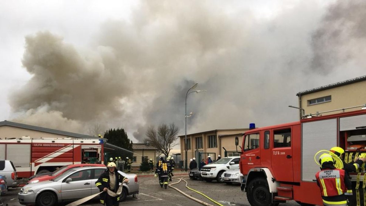 Los servicios de emergencia trabajan en el lugar de la explosión.