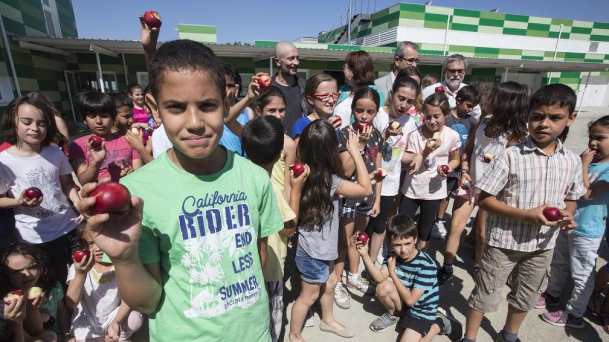 Imagen de archivo de una campaña de promoción de fruta entre escolares.