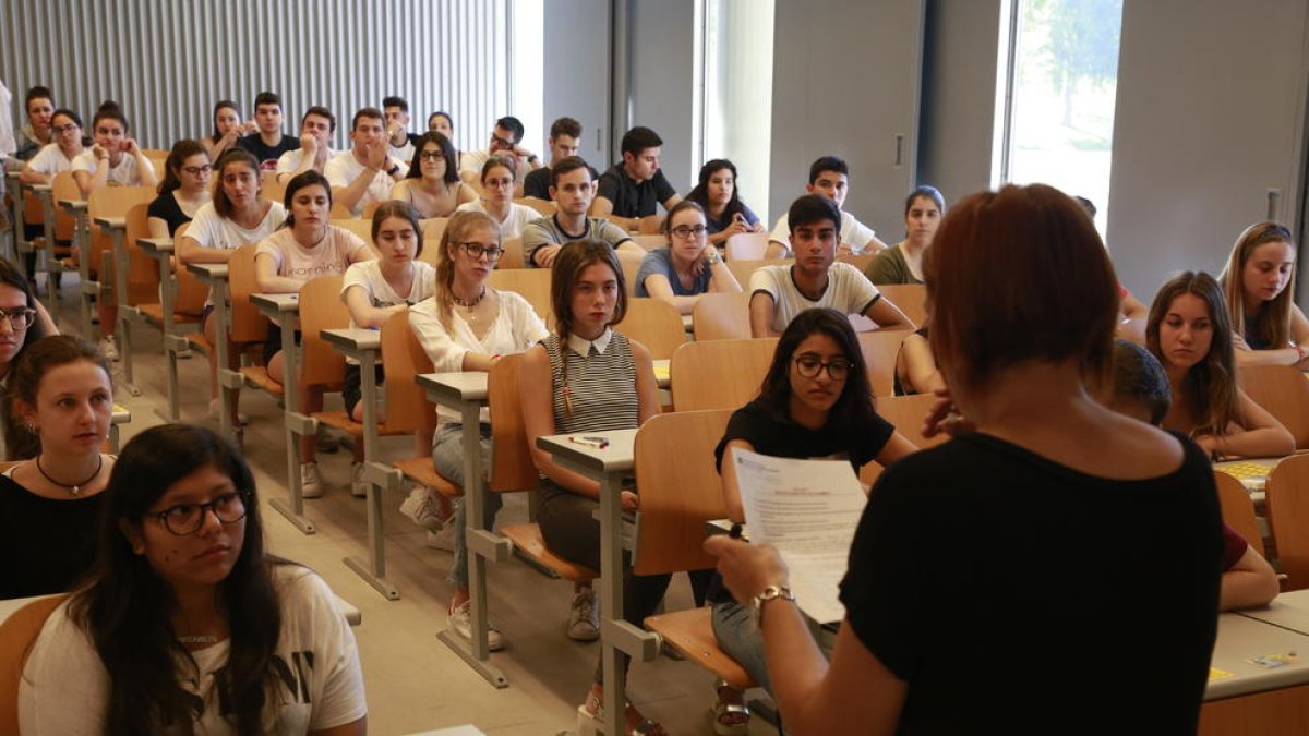 Estudiants a punt de començar ahir els exàmens de selectivitat.