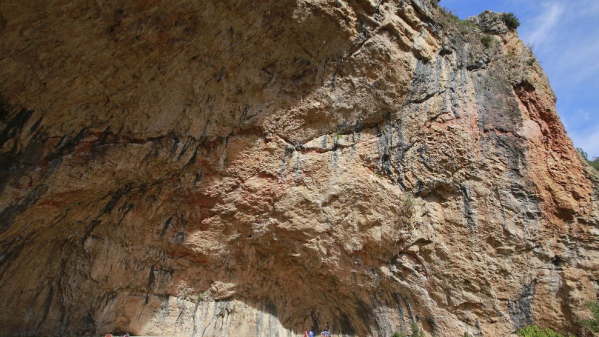 Imagen de la Cova Gran de Santa Linya, donde se excava desde hace 15 años y paraíso de escaladores.