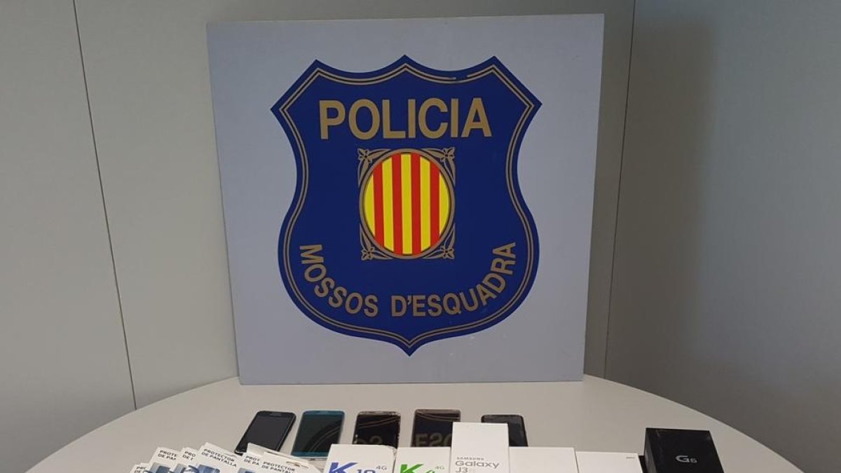 Imagen del material intervenido por los Mossos d’Esquadra durante la operación.