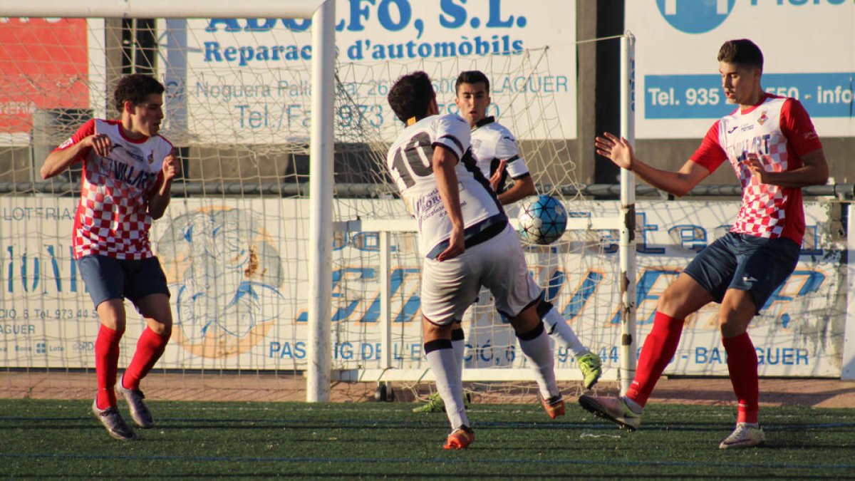 Arnau, del Borges, chuta a portería ante dos jugadores del Balaguer.