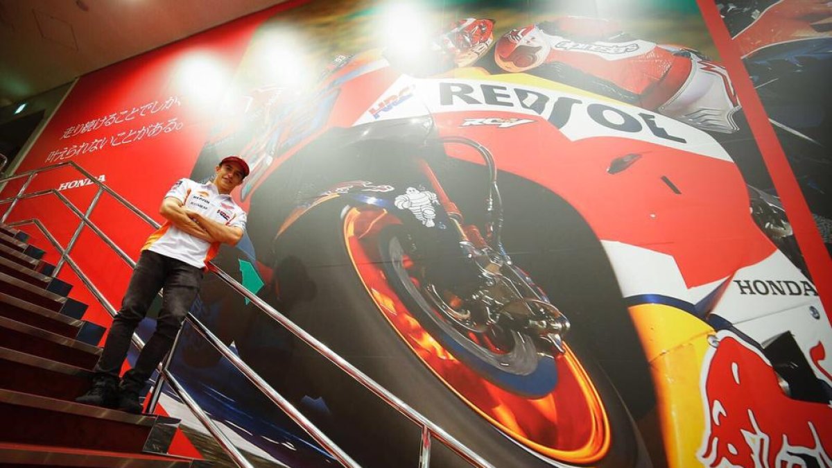 Marc Màrquez, en la sede de Honda después de su llegada a Japón.