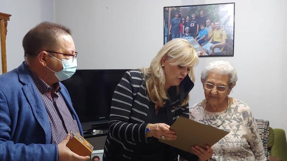 La consellera Violant Cervera, y el alcalde de Seròs, ayer con la centenaria Antònia Floresta.
