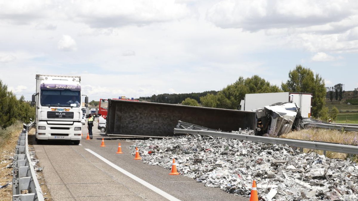 Vista de la carga (chatarra y vigas de hierro) que perdió el camión que volcó ayer en la A-2 a su paso por Alcarràs.