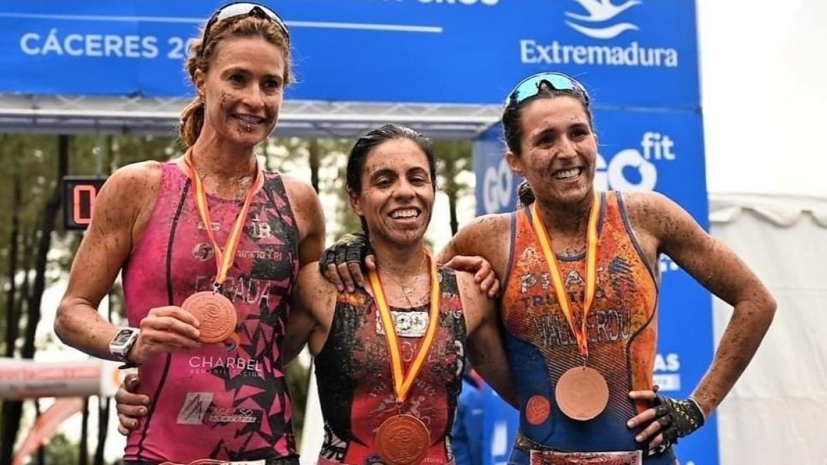 Anna Vallverdú, a la dreta, al podi de categoria Elit.