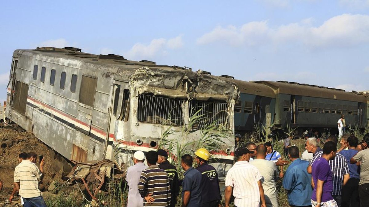 Imagen de los restos de los trenes que chocaron ayer en Egipto.