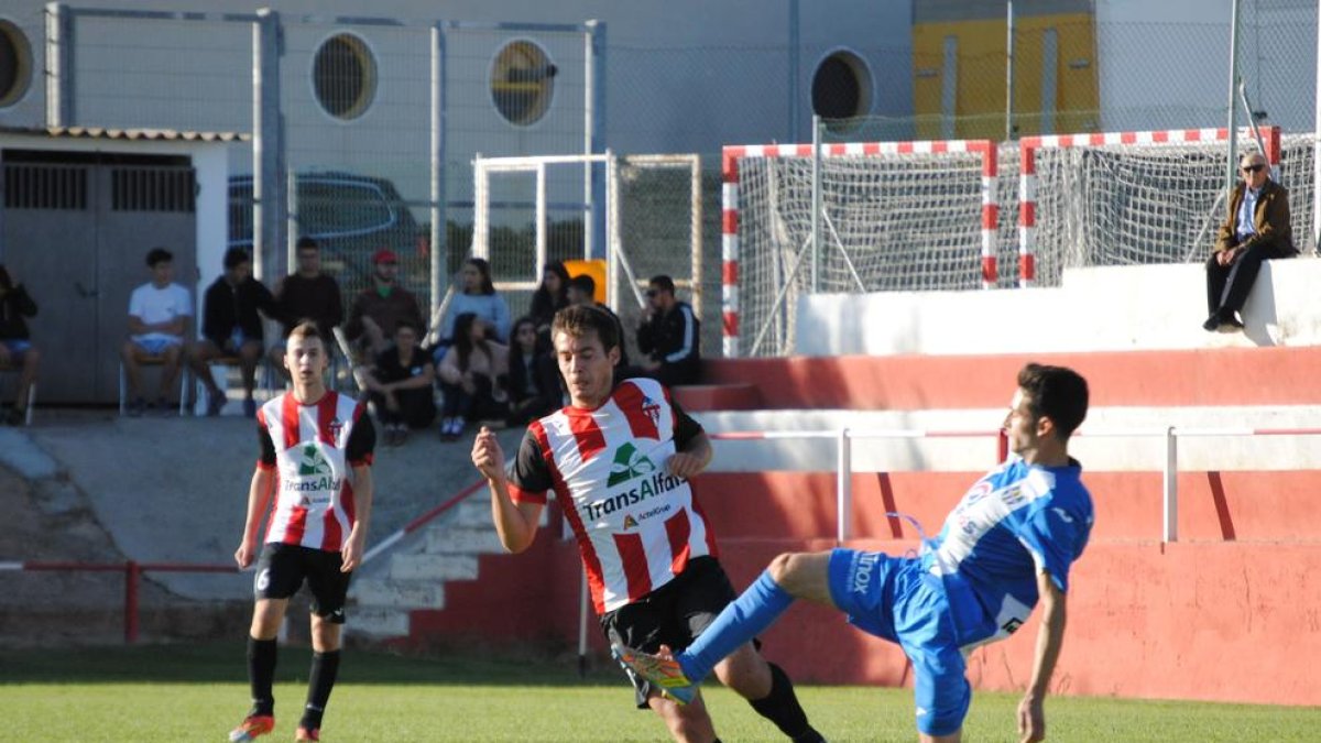 Un jugador del Bellcairenc y uno del Torregrossa pugnan por el balón.