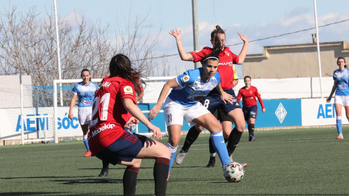 Una acción de un partido disputado esta temporada por el AEM femenino en su campo.