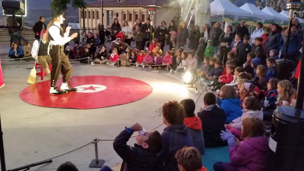 Un dels espectacles circenses a la Fira de Sant Martí de Talarn.