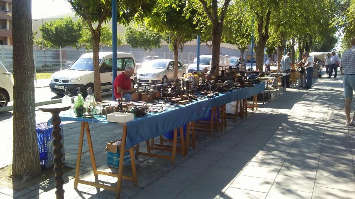 El mercado se celebra todos los domingos por la mañana.