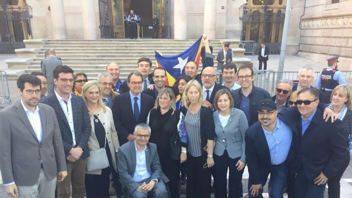 Ramona Barrufet, con Mas, Munté, Forcadell y miembros del PDeCAT de Lleida que le apoyaron.