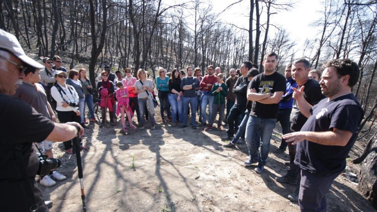 Unes 70 persones van assistir a la visita que va organitzar Vallbonatura a Rocallaura per explicar com actua el bosc després d’un foc.