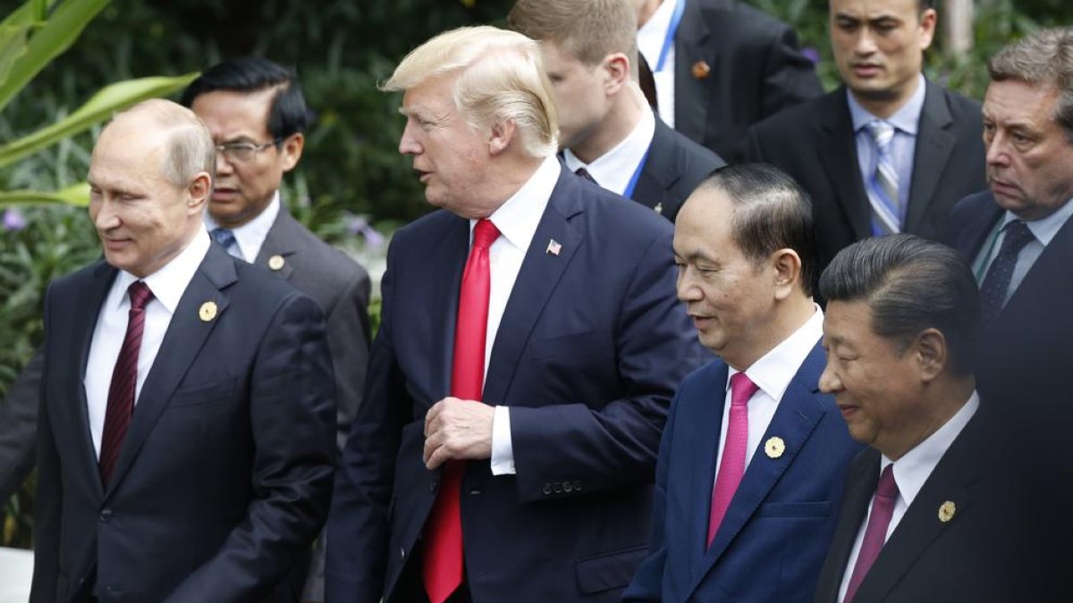Vladímir Putin i Donald Trump passegen per Da Nang amb el líder vietnamita, Tran Dai Quang, i el president xinès, Xi Jinping.