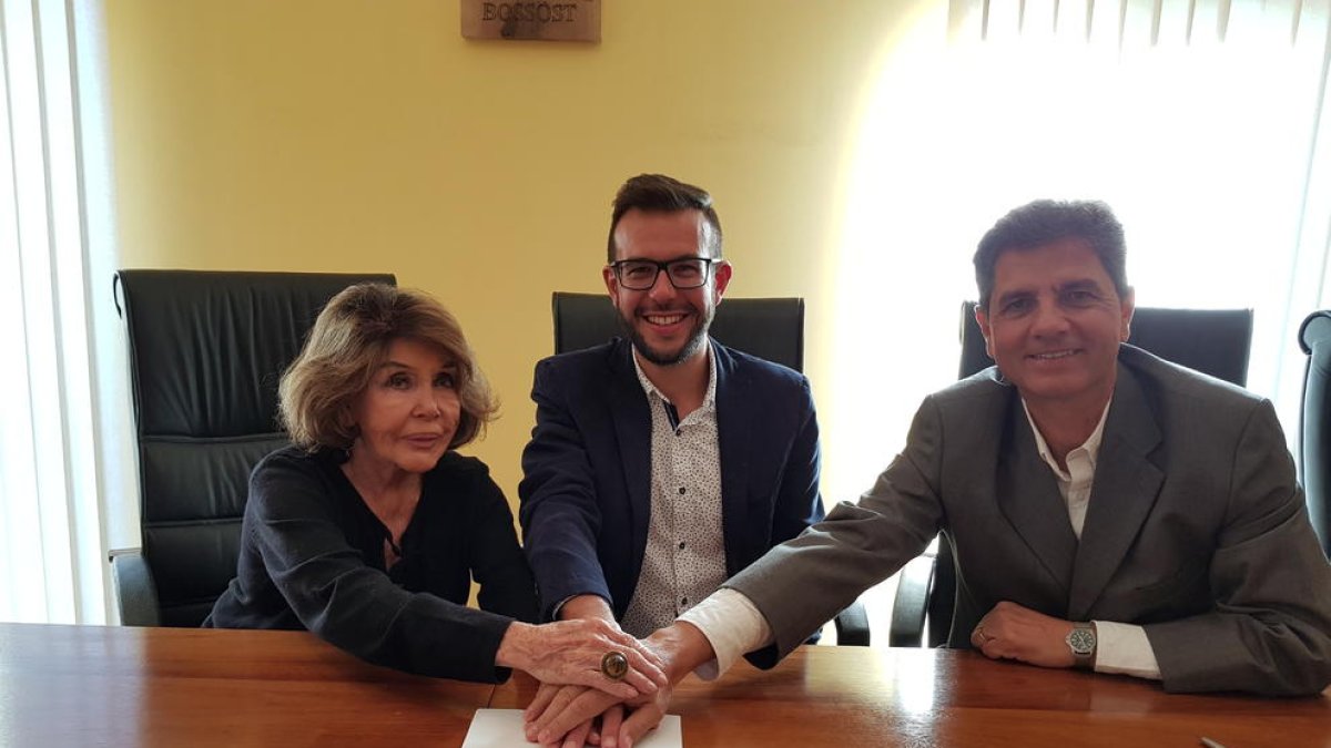 La impulsora del proyecto, el alcalde de Bossòst y un representante de Green Project con el convenio.