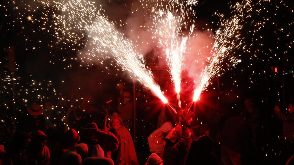 El Drac Carrincló de Lleida, en un moment del lluïment al final del correfoc.