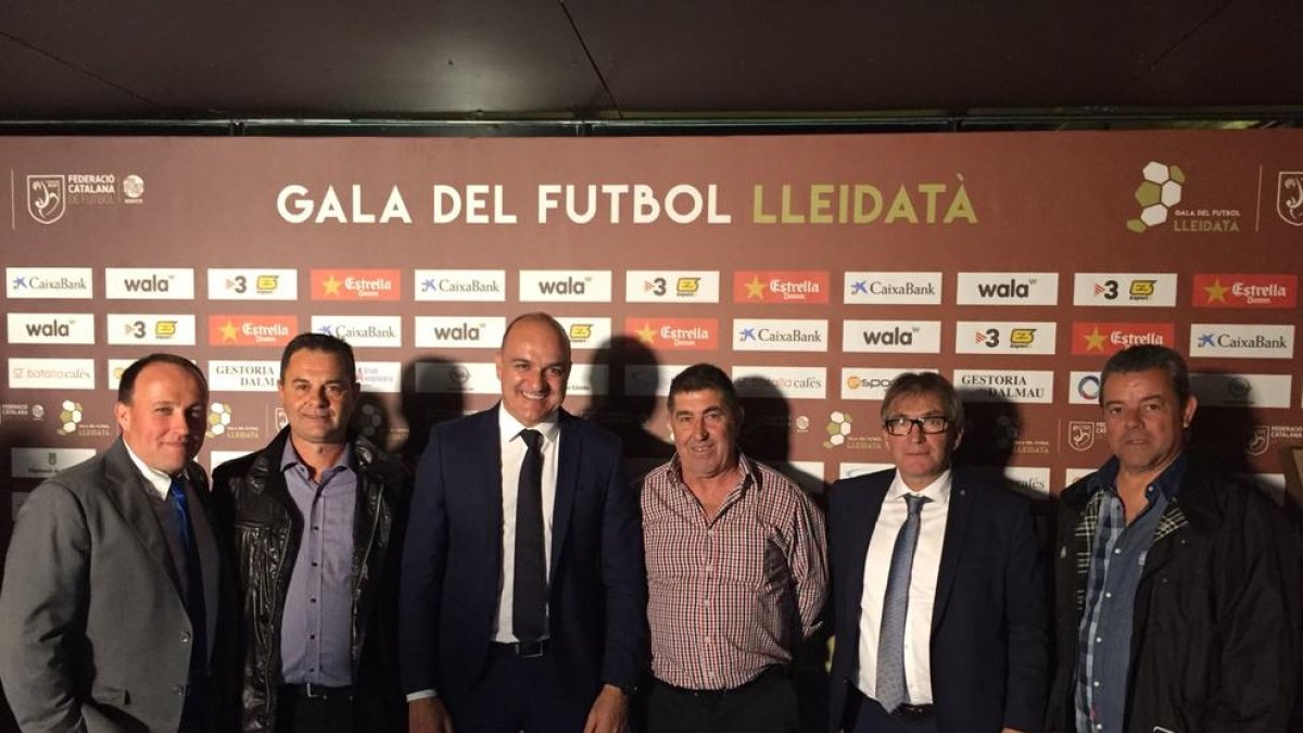 L’expresident Joan Miret, segon per l’esquerra, i altres directius a l’última gala del futbol.