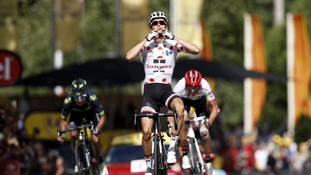 Barguil celebra su victoria de etapa con Quintana y Contador esprintando al fondo.