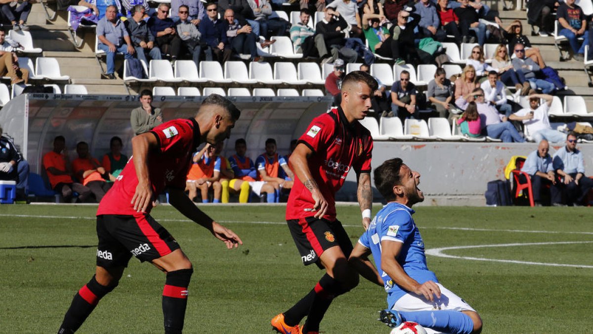 El jugador del Lleida Javi López és enderrocat per un rival del Mallorca, en una acció del partit disputat ahir al Camp d’Esports.