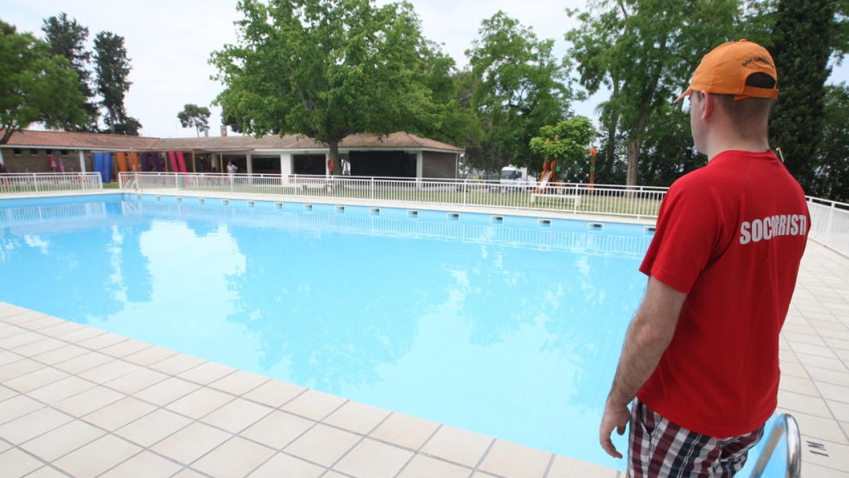 Un socorrista a les piscines de Sucs durant la temporada d’estiu de l’any passat.