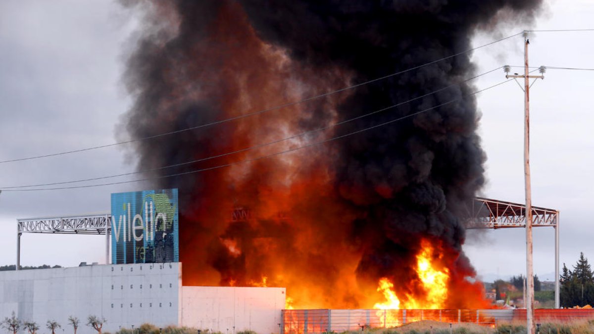 Los Bomberos ayer en las tareas de extinción del incendio en la empresa situada junto a la LL-11.