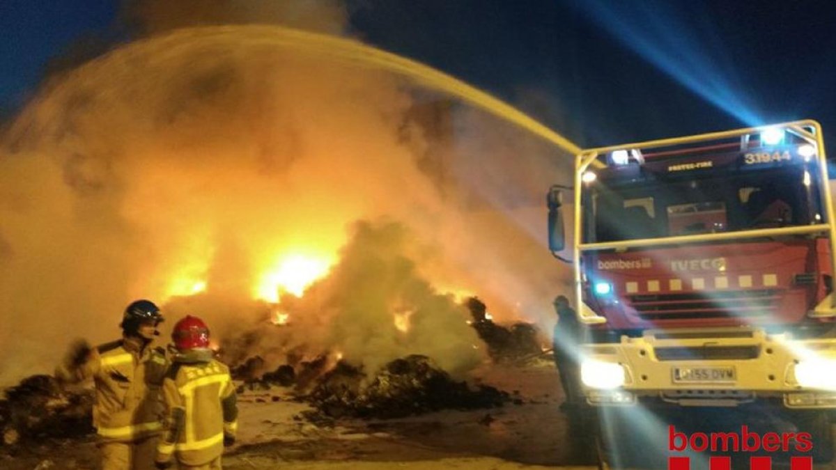 Los Bomberos dieron el fuego por extinguido a la una de la madrugada.