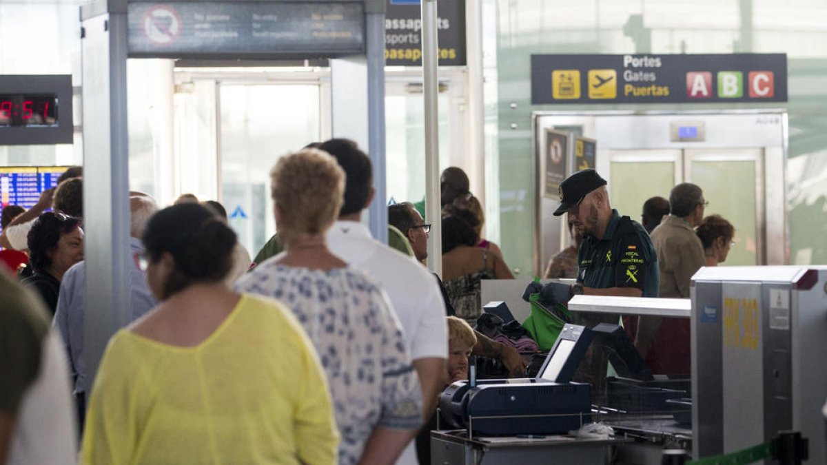 Efectius de la Guàrdia Civil treballant en els accessos a les portes d’embarcament de l’aeroport.