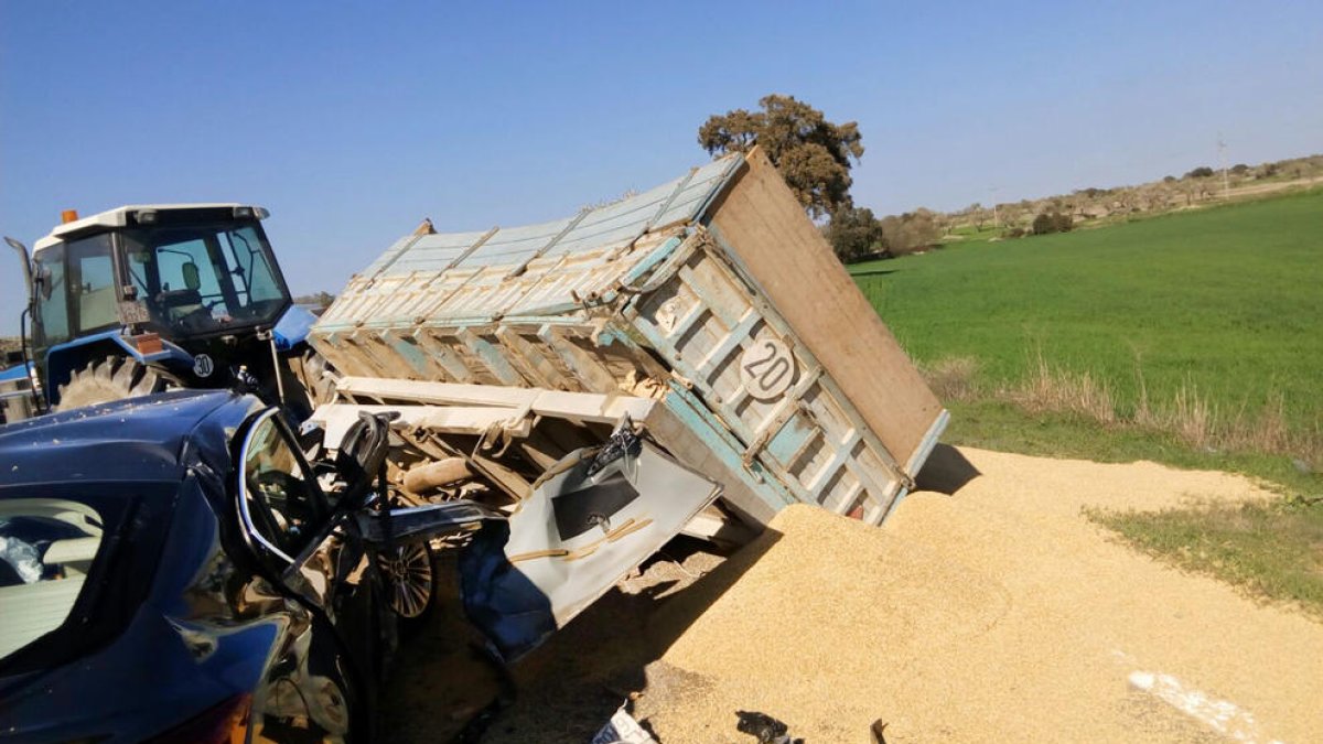 Accident entre un cotxe i un tractor a Torrefeta i Florejacs