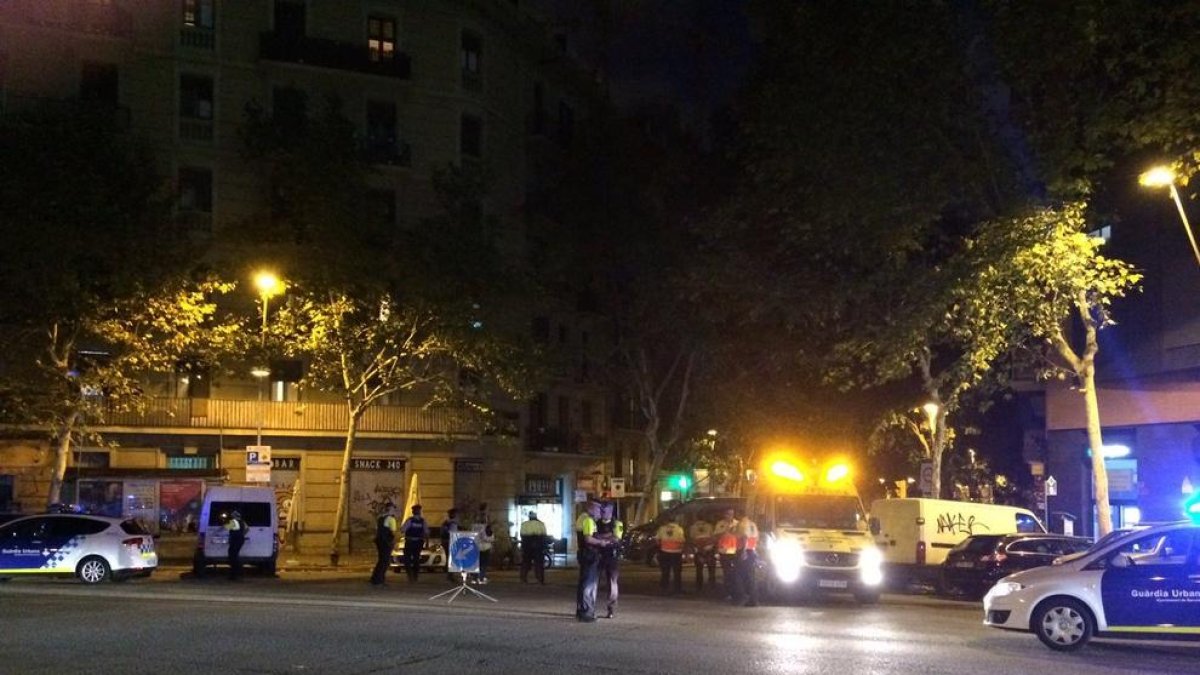 Els Mossos acordonen l'entorn de la Sagrada Família en una operació antiterrorista.