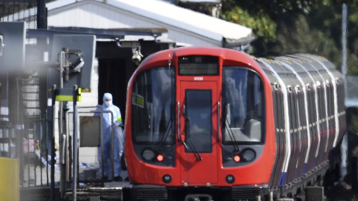 Vint-i-dos ferits a l'atemptat amb una 'galleda bomba' al metro de Londres