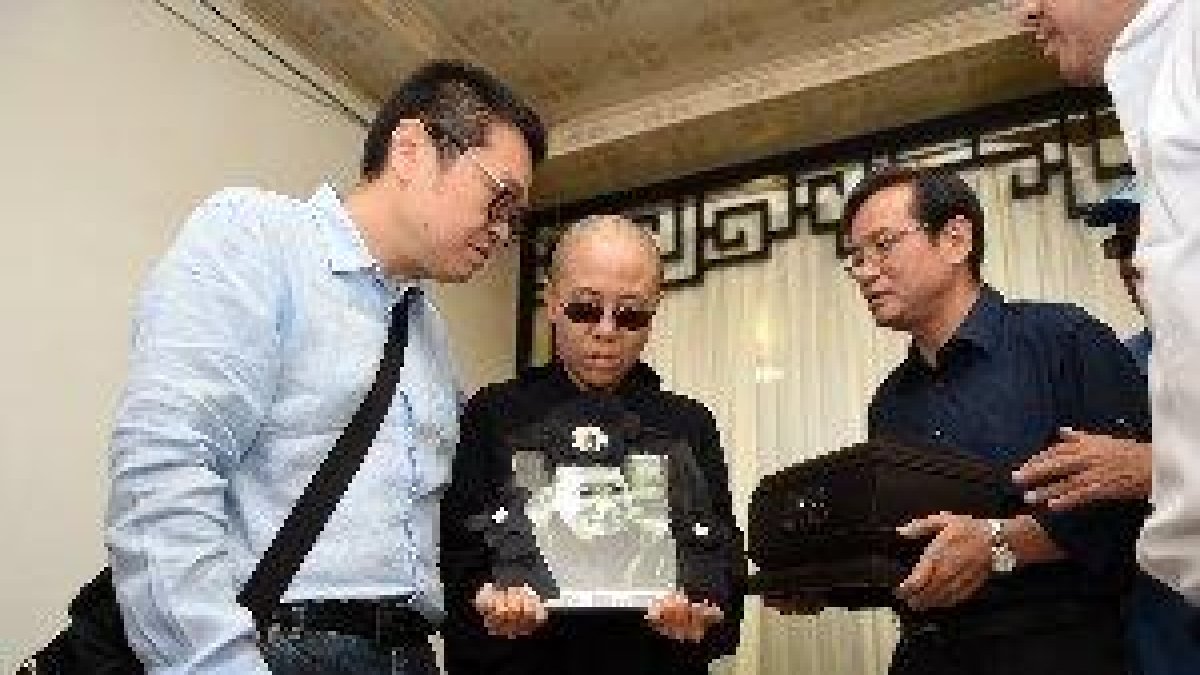 El nobel Liu Xiaobo es incinerado en una ceremonia