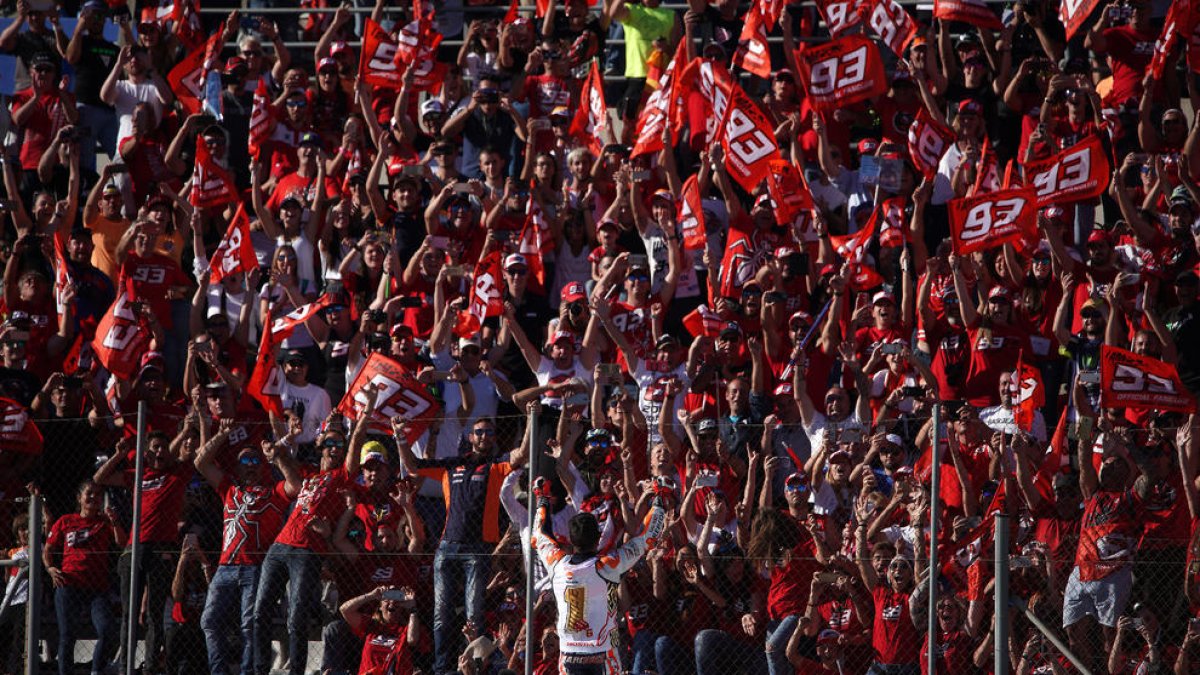Màrquez se dirigió a la zona de sus fans para poder ofrecerles el título de campeón.