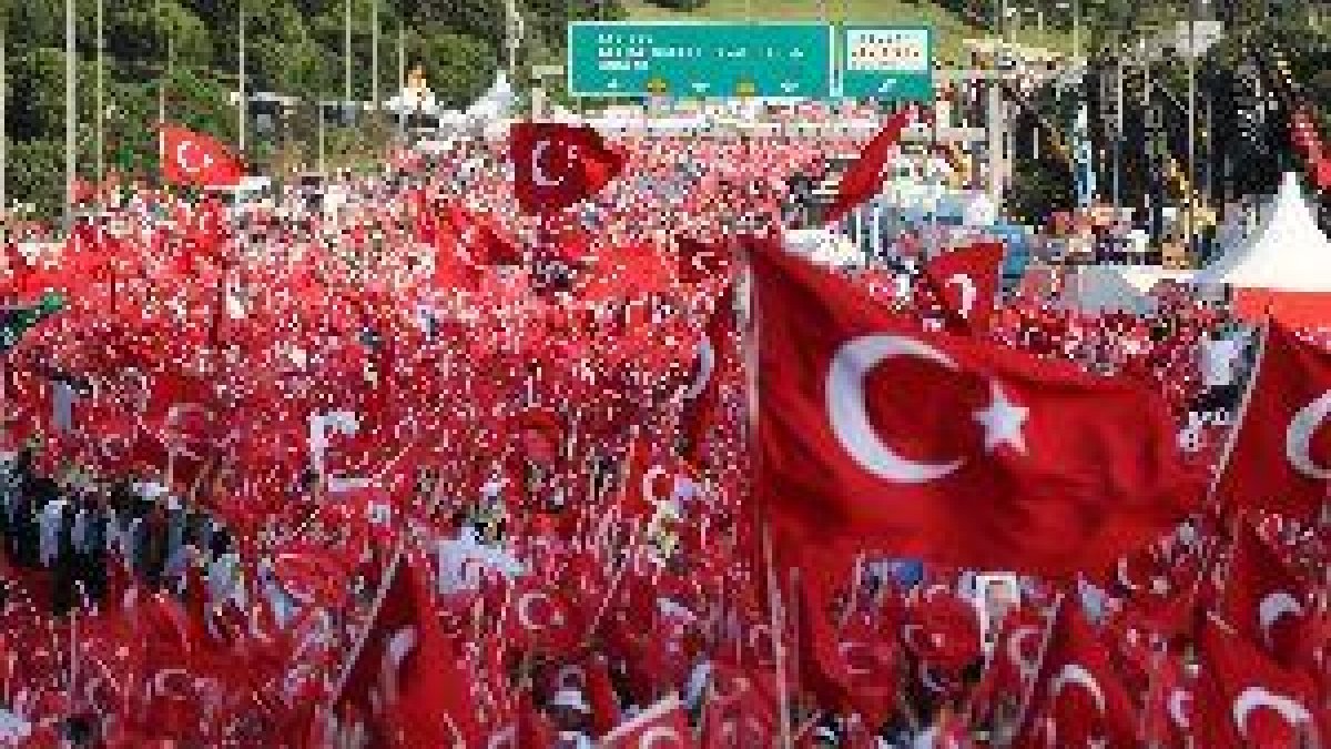 Una multitud recuerda en Estambul el primer aniversario del fallido golpe