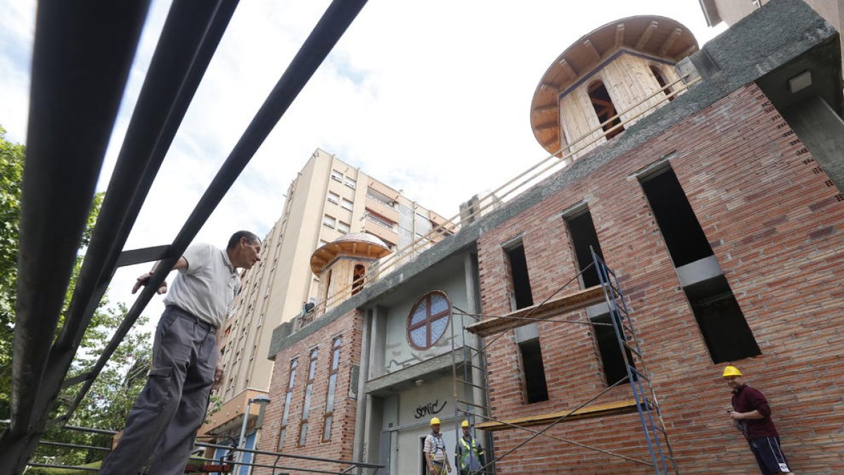Operarios colocando ayer las ventanas traídas de Rumanía.