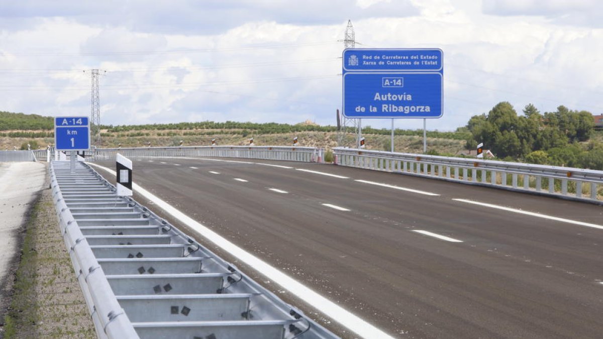 L’A-14, batejada Autovia de la Ribagorça, discorre paral·lela a l’N-230 i té uns 16 km construïts.
