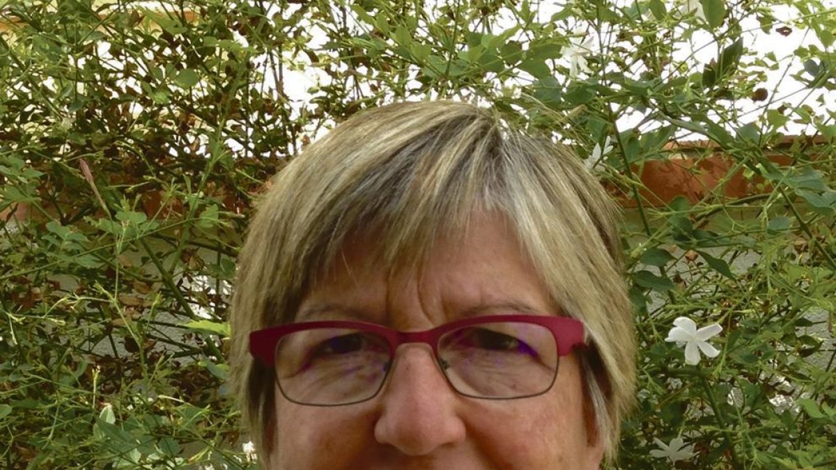 Juampi Sutina, defendido por el azulgrana Dago Peña.