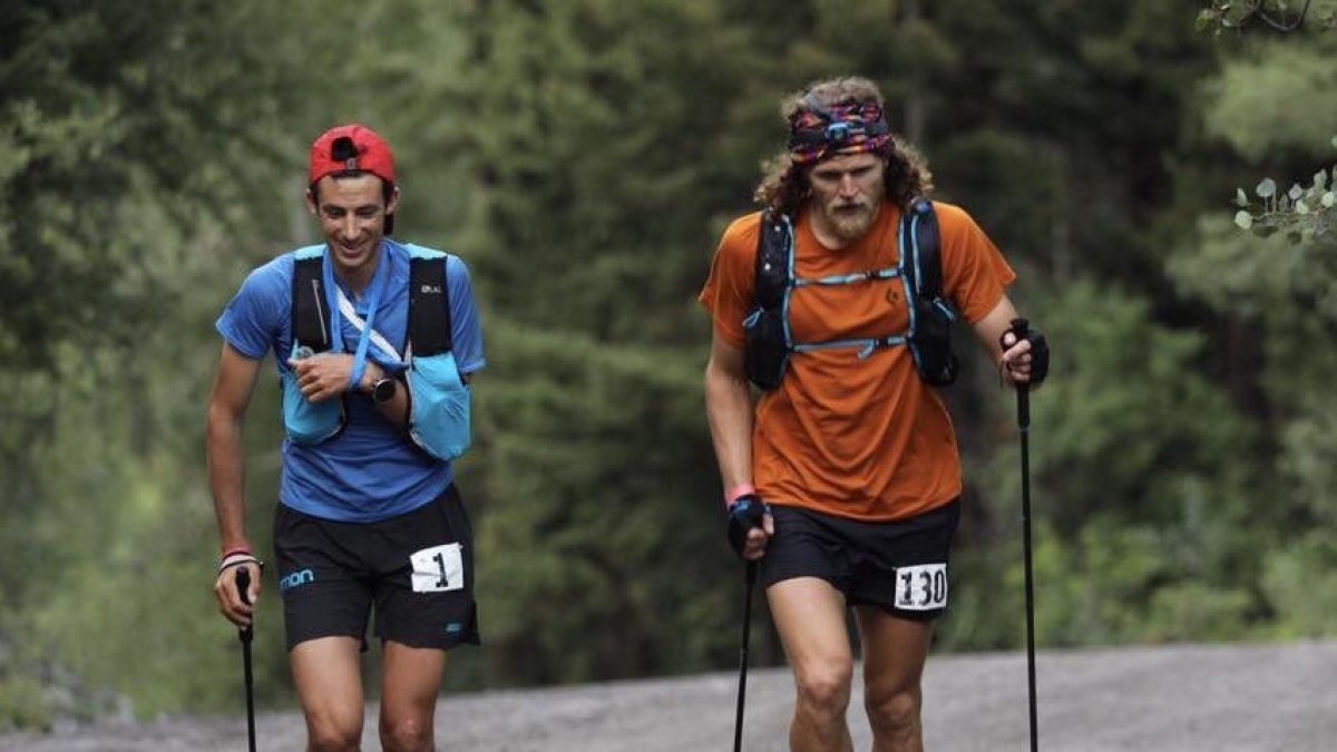 Kilian Jornet, amb el braç en cabestrell, al costat d’un dels seus rivals, Joe Grant.