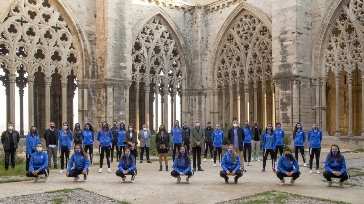 La plantilla del AEM ayer, junto al alcalde Miquel Pueyo, en el claustro de la Seu Vella.